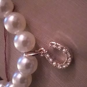 PEARLS W/HORSESHOE Jem